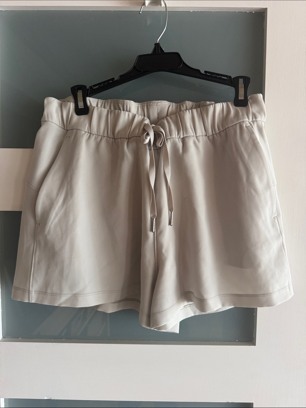 Lululemon On the Fly Shorts cream size 12 Great Condition!